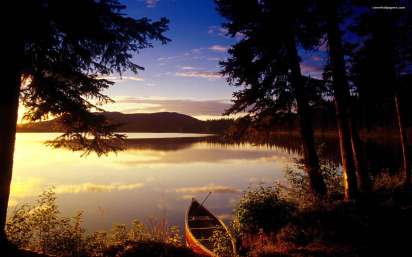 Free-Boat-Small-Parked-On-The-Edge-Of-Lake-Wallpaper